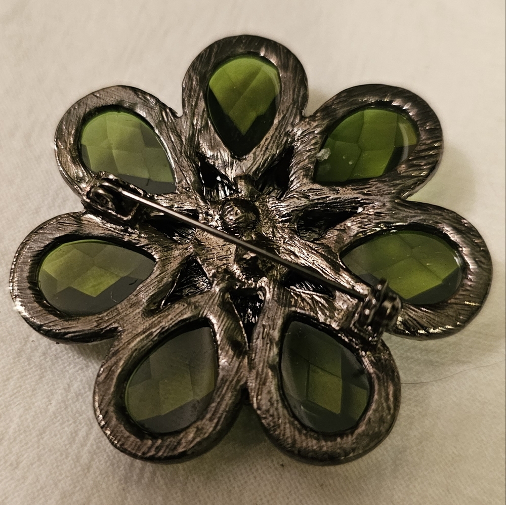 Beautiful Brooch - Picture 3 of 3